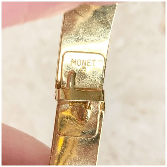 Vintage Monet Bangle Bracelet Hinged Textured Gold Metal Modern Design Signed - Picture 7 of 8